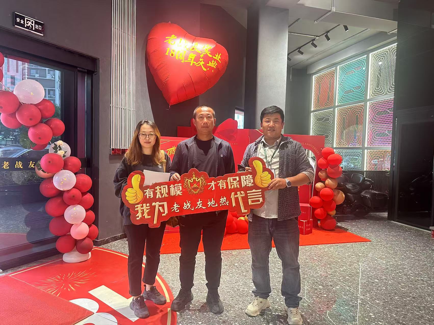 老戰(zhàn)友地?zé)嵩诎惭b過(guò)程中展現(xiàn)了專業(yè)與細(xì)致